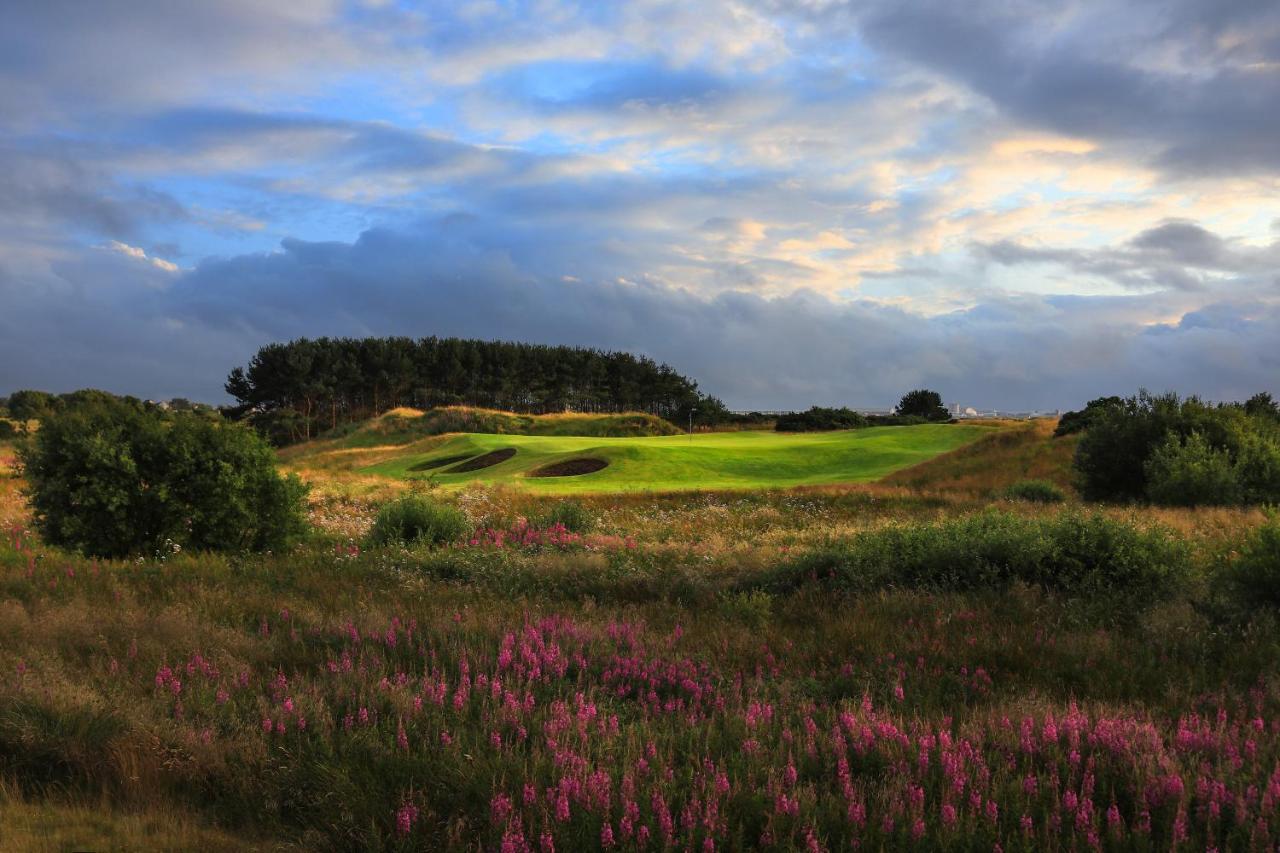 Отель Dundonald Links Dreghorn Экстерьер фото